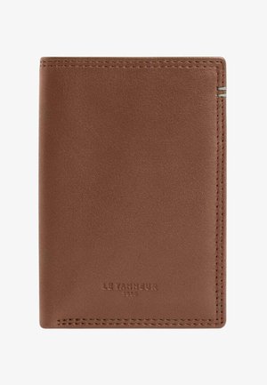 Portefeuille en cuir marron avec bords cousus et logo subtil embossé "Le Tanneur 1898" à l'avant.