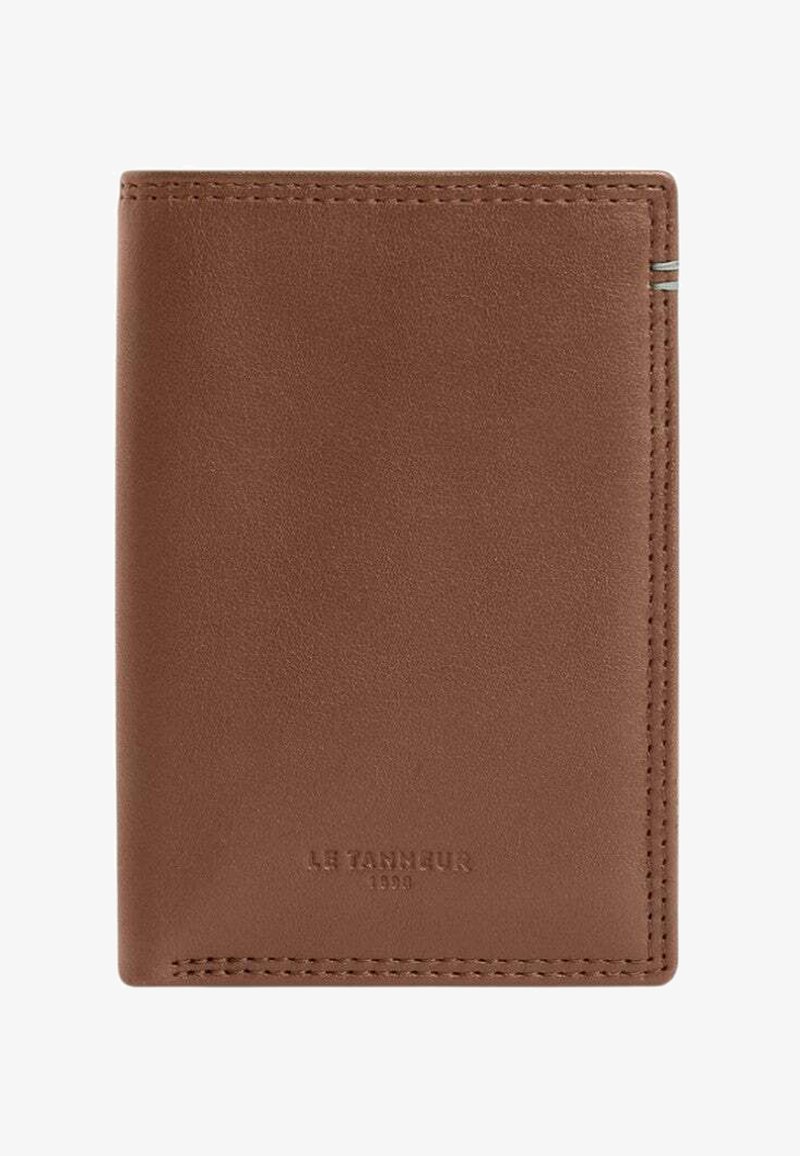 Portafoglio in pelle marrone con bordi cuciti e logo "Le Tanneur 1898" in rilievo discreto sulla parte frontale.