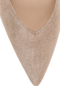 Chaussure en daim beige à bout pointu avec une doublure intérieure lisse et un bord supérieur net et défini. Texture subtile sur la surface.
