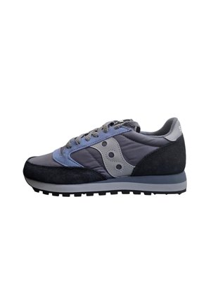 Scarpa atletica bassa con pannelli neri, grigi e blu, lacci grigi e suola nera strutturata, isolata su sfondo bianco.