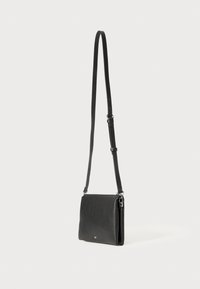 Schwarze Leder-Crossbody-Tasche mit strukturierten Oberflächen, verstellbarem Gurt und silbernem Beschlag. Rechteckige Form mit Reißverschlussverschluss.