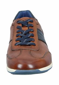 Baskets en cuir marron avec lacets navy, présentant une surface texturée et une semelle en caoutchouc blanche. Comprend une bande latérale et des détails cousus.