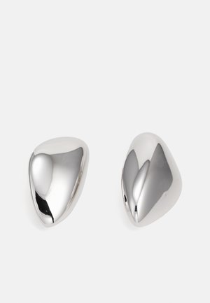 Orecchini in metallo tono argento con forma a goccia liscia e lucida. Presentano una finitura lucidata e un design senza cuciture, privo di decorazioni.