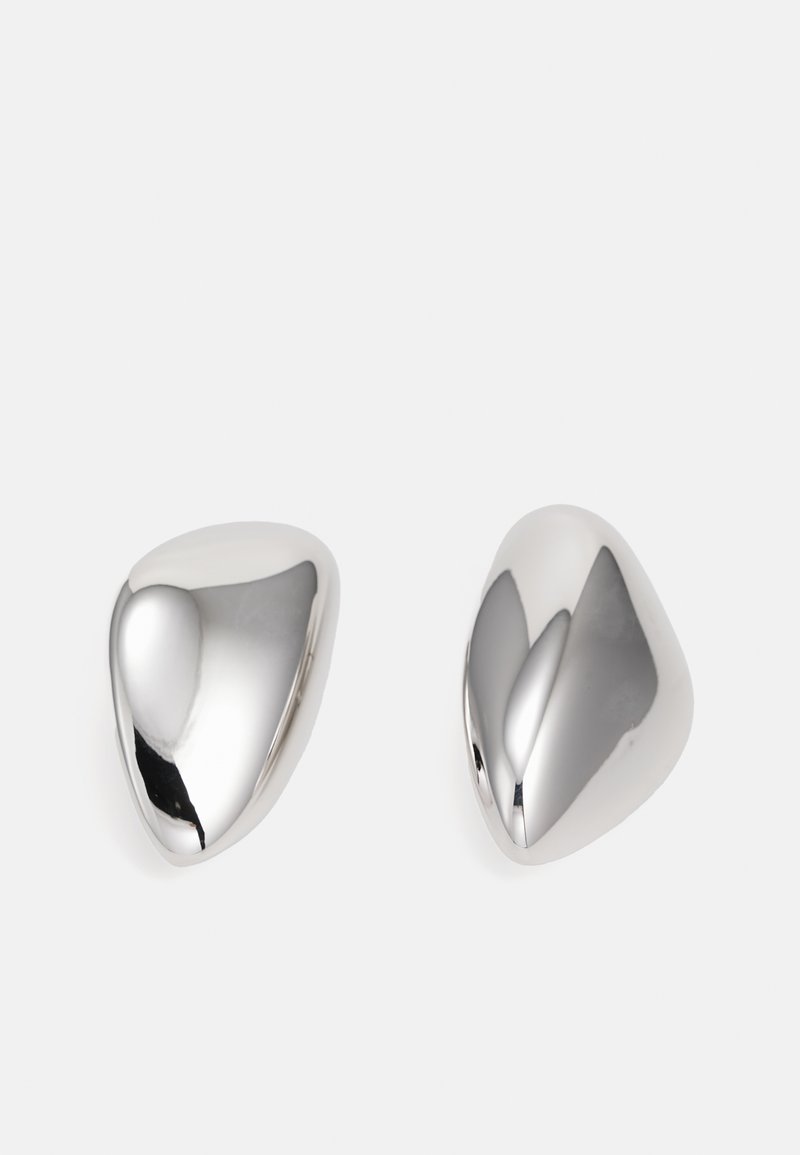 Sølvfargede metalløreringer med en glatt, blank, tårnformet form. De har en polert overflate og et sømløst design uten utsmykkinger.