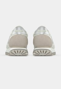 Baskets blanches et gris clair avec une tige en cuir lisse et un arrière en suède, une semelle texturée et le logo « Blauer » sur le talon.