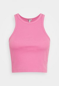 Růžový žebrovaný krátký top bez rukávů s kulatým výstřihem a měkkou strukturou. Na lemu je drobný minimální branding.