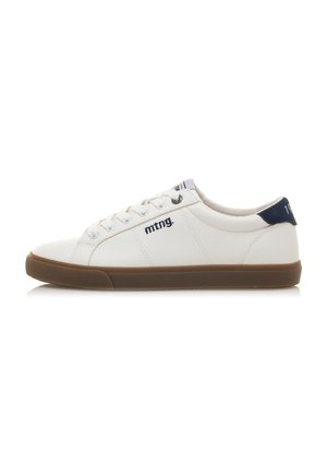 Baskets en cuir blanc avec un accent bleu marine sur le talon, semelle en caoutchouc, bout rond, lacets plats et logo de la marque imprimé sur le côté.
