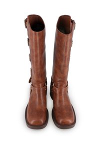 Botas de cuero marrón hasta la rodilla con punta redonda, que presentan hebillas y correas laterales, textura suave y suela gruesa.