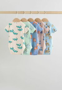 Päť krátkych overalov s krátkym rukávom v pastelových farbách s potlačou zvierat: krokodíly, zebry, tigre, pandy a žirafy, zobrazených na drevených vešiakoch.