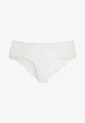 Braguitas tipo hipster de encaje blanco para mujer con paneles laterales de encaje floral y bordes festoneados sobre un fondo liso.