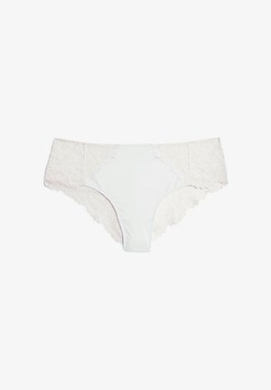 Culottes hipster blanches en dentelle pour femmes avec des panneaux latéraux en dentelle florale et des bords festonnés sur un fond uni.