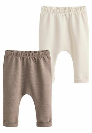 To sæt af babybukser: et brunt og et cremefarvet. Hver med elastisk talje, opsmøgte manchetter og et blødt, tekstureret stof.