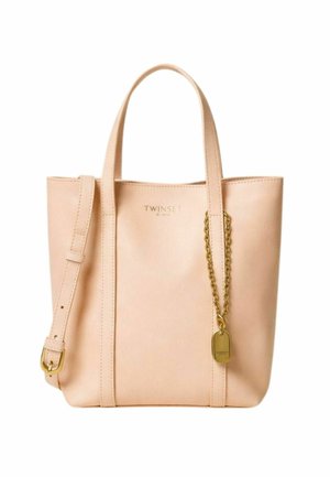 Borsa tote in pelle beige con doppie maniglie, tracolla regolabile, catena dorata con etichetta e logo "TWINSET" sul davanti.