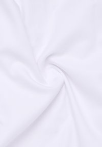 Weißer Textilstoff mit einer glatten Oberfläche und subtilen Mustern. Das Material zeigt einen weichen Fall, ideal für verschiedene Bekleidungsanwendungen.