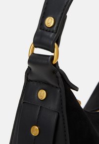 Schultergurt aus schwarzem Leder und Wildleder mit goldfarbener Hardware, flachem Design und detaillierten Nähten mit Logo-Akzenten.