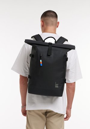 Schwarzer wasserdichter Rucksack mit Roll-Top, verstellbaren Trägern, einer vorderen Reißverschlusstasche und buntem Reißverschlussanhänger. Logo unten rechts angebracht.