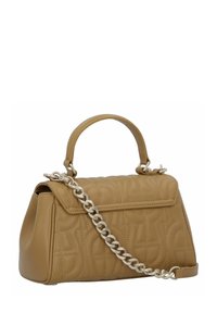 Borsa a tracolla imbottita color nocciola con forma strutturata, manico corto e tracolla in catena argentata removibile; presenta un motivo con logo e una texture liscia.