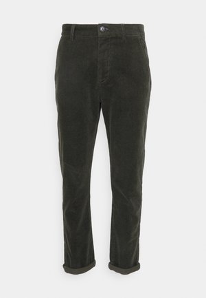 Pantaloni in corduroy verde scuro con taglio dritto, dotati di chiusura a bottone e orli arrotolati. Il tessuto presenta un motivo a righe strutturato.