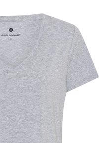 Grå bomulds T-shirt med V-hals, korte ærmer og en afslappet pasform. Har en subtil meleret tekstur. Størrelse medium label synlig.