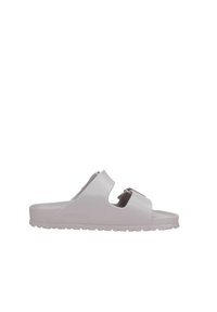 Sandales en caoutchouc blanches avec deux sangles ajustables, semelle intérieure texturée et semelle striée. Nom de la marque "Birkenstock" embossé sur le côté.