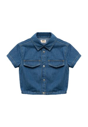 Lyhythihainen denim-takki sinisessä, jossa on kaksi etutaskua, nappisuljenta ja kauluksen malli. Ompeleet reunuksilla.