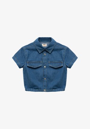 Lyhythihainen denim-takki sinisessä, jossa on kaksi etutaskua, nappisuljenta ja kauluksen malli. Ompeleet reunuksilla.