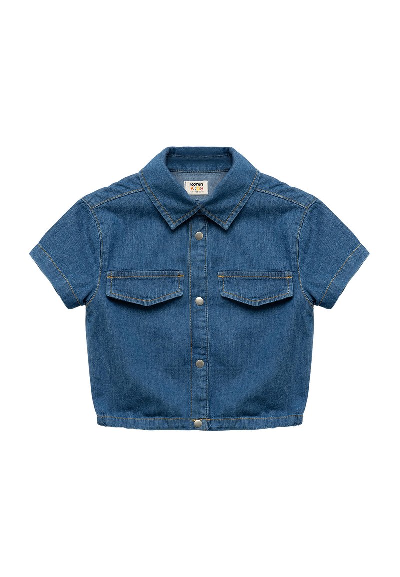 Chaqueta de mezclilla de manga corta en azul, presenta dos bolsillos frontales, cierre de botones y cuello con solapa. Detalles de costura en los bordes.