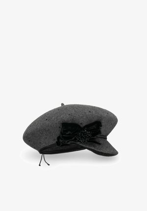 Béret en laine gris avec de petites perles noires, nœud en velours noir et groupe décoratif à l'avant, avec une petite visière et une sangle de menton réglable.