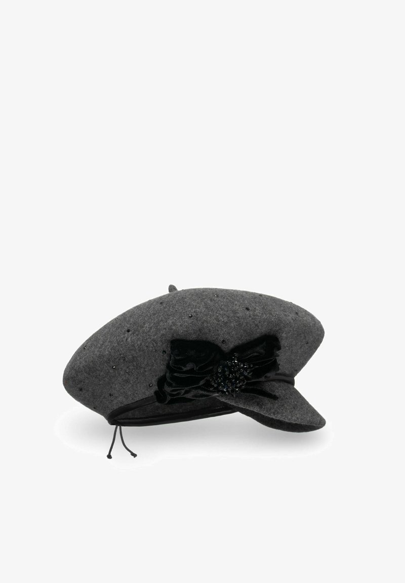 Béret en laine gris avec de petites perles noires, nœud en velours noir et groupe décoratif à l'avant, avec une petite visière et une sangle de menton réglable.