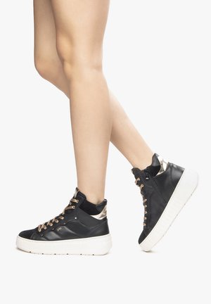 Czarne skórzane sneakersy typu high-top z złotymi akcentami i białą podeszwą. Posiadają złote oczka oraz fakturowe panele po bokach.