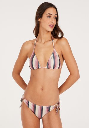 Bikini a righe composto da un top triangolare e un classico slip con lacci laterali, caratterizzato da colori rosa, viola e crema, in un tessuto morbido e testurizzato.