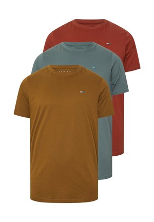 Tre ensfarvede T-shirts med korte ærmer og rund hals lagt ovenpå hinanden, farver: sennep, afdæmpet teal og rust, hver med et lille rektangulært logo på brystet.