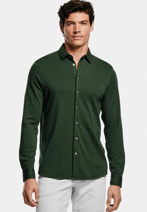 Grünes Langarm-Hemd mit Knopfleiste, klassischem Kragen, aus einem glatten Stoff gefertigt, mit lockerer Passform und subtiler glänzender Oberfläche.
