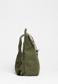 Mochila de lona verde oliva con estructura acolchada, tirantes ajustables, asa superior y un bolsillo lateral. Se aprecian detalles de hardware metálico.