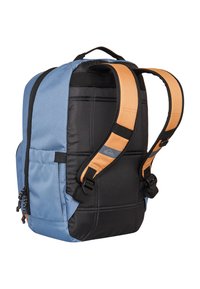 Mochila azul y negra con panel trasero acolchado y correas de hombro ajustables naranjas, mostrada desde la parte trasera y en un ángulo ligeramente a la izquierda.