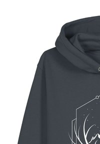 Donkergrijze hoodie met een groot wit grafisch ontwerp van bomen en bergen, voorzien van een capuchon met trekkoord en een zachte stofstructuur.