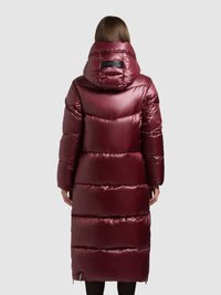 Bordeauxrode donsjas met capuchon, voorzien van horizontale doorgestikte banen, een glanzende textuur en een logodetail op de achterkant. Lange lengte en nauwsluitende mouwen.