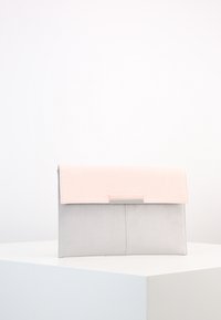 Szara i różowa kopertówka w stylu koperty z teksturowanym wykończeniem, ozdobiona srebrnymi elementami i zapięciem na klapę.