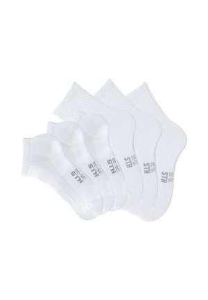 Fünf Paare von weißen Baumwollknöchelsocken. Mit gerippten Bündchen und verstärkten Fersen- und Zehenbereichen. Schlichtes Design mit dezentem Branding.