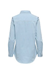 Chemise bleu clair à manches longues, à pois bleus foncés, avec un col et un ourlet arrondi, fabriquée en tissu lisse.