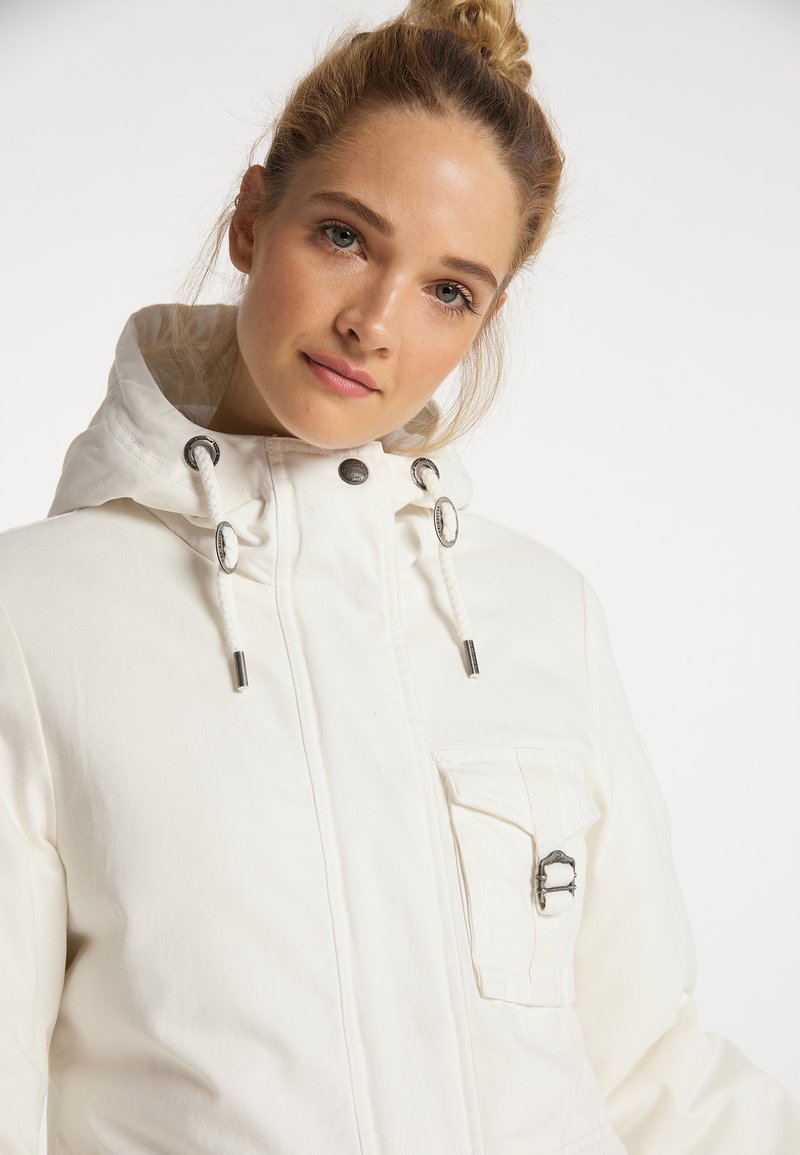 Witte hooded jacket van stevige stof, met zilveren hardware, trekkoorden en een voorzak met een decoratieve gespdetail.