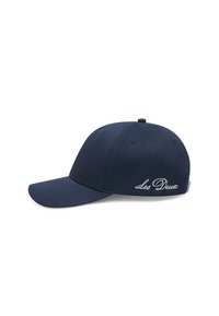 Tengerészkék baseball sapka, amely szövetből készült, ívelt napellenzővel, hat panellel és fehér hímzett szöveggel az oldalon.