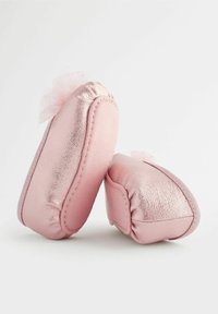 Rosa Ballettschuhe mit glänzender metallischer und matter Oberfläche, ausgestattet mit einem weichen Tüll-Detail auf der Rückseite und abgerundeten Formen.