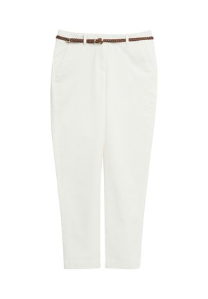 Białe, wysokie spodnie z bocznymi kieszeniami oraz cienkim, plecionym brązowym paskiem przewleczonym przez szlufki.