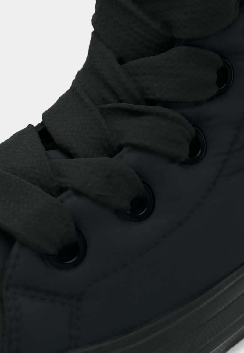 Schwarze High-Top-Sneaker aus strukturiertem Stoff, runder Zehenpartie, flachen schwarzen Schnürsenkeln und Ösen, mit einer Gummisohle und gestickten Akzenten.