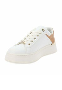 Zapatilla blanca con parte superior de cuero texturizado, detalle en marrón en el talón, cordones planos, herrajes dorados y una suela blanca gruesa.