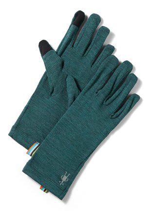 Par de guantes de tela color azul verdoso con puntas negras para pantalla táctil en pulgares e índices, con una pequeña etiqueta a rayas y logo reflectante cerca de los puños.