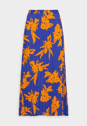 Plissé rok van blauwe stof met gedurfde oranje bloemenpatronen. Elastische tailleband en vloerlange ontwerp. Soepele textuur.