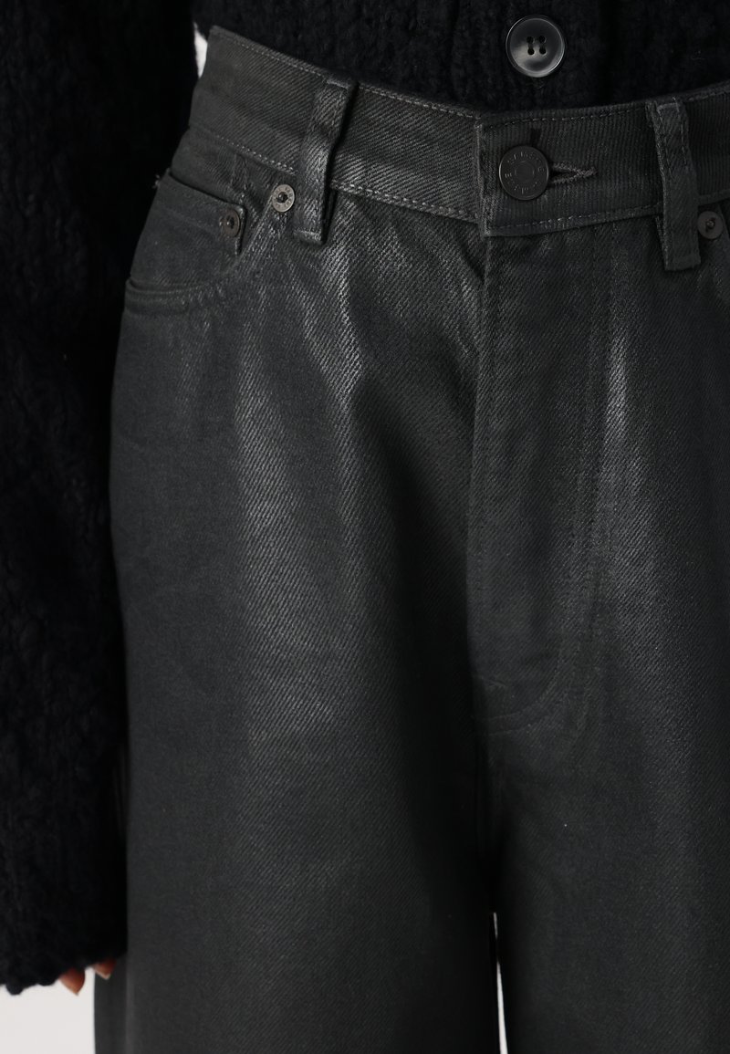 Pantaloni in denim nero con una vestibilità dritta, caratterizzati da una finitura testurizzata, design a cinque tasche e chiusura con bottone in vita.