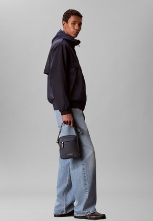 Calvin Klein CLEAN REPORTER - Bandolera - slate blue